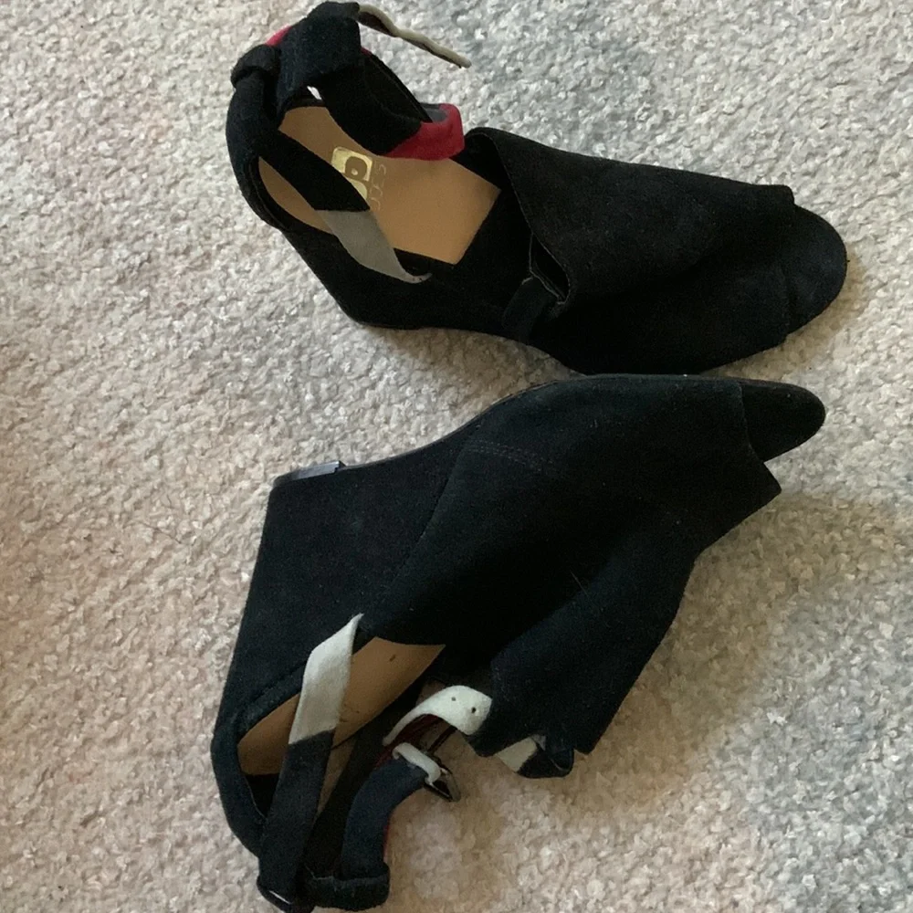 Joe’s Jeans black suede wedge heels with fuchsia white suede strap - size 8.5